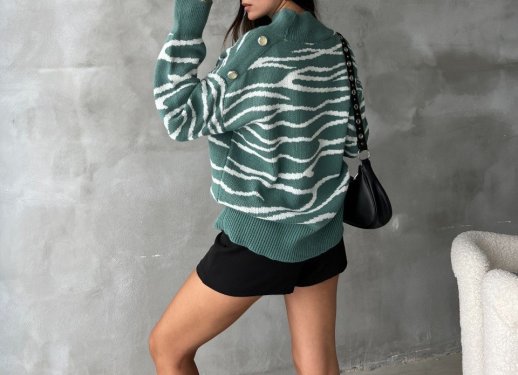 PATTERNED SWEATER WITH GOLD BUTTON DETAIL